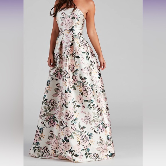 ❌SOLD❌Windsor Holland Strapless Floral Ball Gown Size 5 - Picture 2 of 16